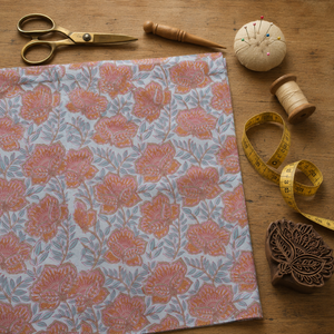 Tissu en coton tissé imprimé à la main motif floral, textile indien de Jaipur, imprimé à pois botaniques corail moutarde, traditionnel et léger - Product Image 1