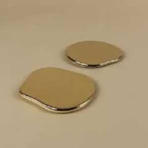 Ensemble de sous-verres en métal de style artisanal avec un design artistique unique pour tasses à café, mugs à thé et verres pour salon moderne - Product Image 3