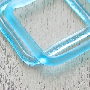 Llavero Ecológico de Acrílico y Resina Personalizado con Tema de Amor, Diseño Transparente y Técnica de Fundición - Product Image 2