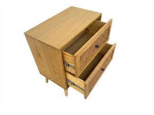 Table d'appoint moderne et écologique à 2 tiroirs en bois de caoutchouc, MDF, placage de chêne et détails en rotin. Table de rangement pour salon/chambre à coucher - Product Image 2