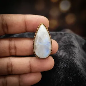 Cabochon en pierre de lune blanche à rainures en laiton |   Pierre précieuse de pierre de lune blanche naturelle sertie dans un cadre |   Cadre en laiton fait main pour la création de bijoux avec cabochons - Product Image 2