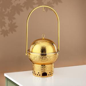 Calentador de Comida de Lujo Dorado con Efecto Martillado y Caligrafía Árabe en Relieve, con Tapa Colgante y Soporte Alto para Banquetes de Boda - Product Image 3