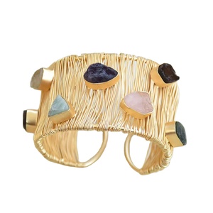 Bracelet manchette ajustable en laiton plaqué or minimaliste, motif floral, pierres semi-précieuses naturelles, fait main, bijoux de mode unisexe - Product Image 1