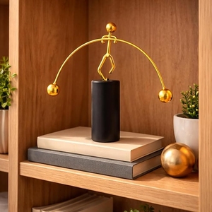 Figura Moderna Abstracta de Hombre Equilibrista en Dorado Metálico, Juguete Cinético de Péndulo para Mesa, Escultura con Base Cilíndrica Negra - Product Image 3