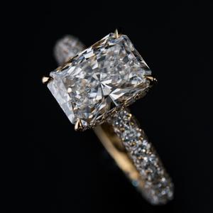 Anillo de compromiso de plata 925 chapado en oro de 18 quilates con moissanita de corte esmeralda para mujer, fabricante de joyería personalizada. - Product Image 5