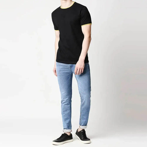 Camiseta Negra de Manga Corta con Cuello Redondo y Ribete Amarillo en Contraste para Hombre, Corte Ajustado, Informal, de Punto Jersey, Algodón - Product Image 4