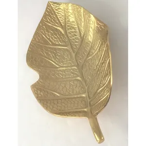Plateau décoratif en métal écologique en forme de feuille dorée, fait main, motif végétal gravé, accent moderne pour la décoration de table à la maison ou lors de fêtes - Product Image 1