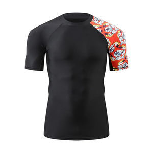 เสื้อแรชการ์ดแขนสั้นสีดำสำหรับผู้ชายพร้อมแขนเสื้อลายสีแดง เสื้อว่ายน้ำโพลีเอสเตอร์แห้งเร็ว เสื้อกีฬาสำหรับผู้ใหญ่ - Product Image 1