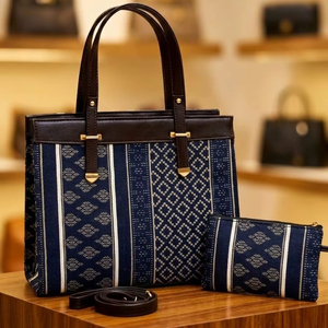 Sac fourre-tout géométrique en jacquard indigo fait main avec pochette assortie - Product Image 1