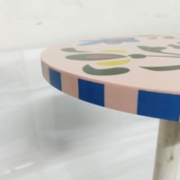 Conception colorée de table d'appoint d'incrustation de résine artisanale sur la surface et support de damier bleu-rose accrocheur intérieur éclectique idéal