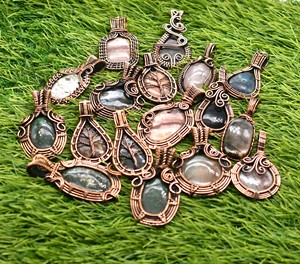 Collier pendentif artisanal vintage en fil de cuivre enroulé avec cristaux, breloques en pierre naturelle et strass pour femme, idéal pour les fêtes chrétiennes - Product Image 4