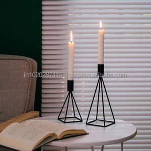 Elegante candelabro de hierro negro con detalles intrincados y diseño tradicional para la decoración de eventos festivos - Product Image 4