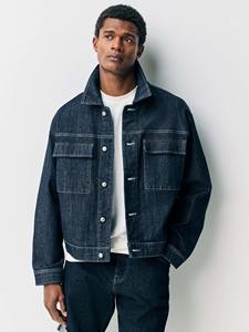 Veste en jean décontractée pour homme, confectionnée avec un tissu doux et résistant, coupe décontractée, effet délavé élégant et structurée. - Product Image 1