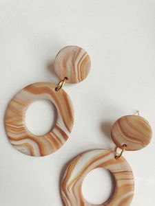 Boucles d'oreilles en résine haut de gamme pour femmes – Boucles d'oreilles artistiques faites à la main, bijoux légers et élégants pour mariages, fêtes - Product Image 6