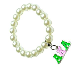   สร้อยข้อมือมุกสีขาวพร้อมจี้สีชมพูสีเขียวและจี้รูปโล่ เครื่องประดับข้อมือลูกปัดสุดหรูสำหรับผู้หญิง เครื่องประดับแฟชั่น - Product Image 1