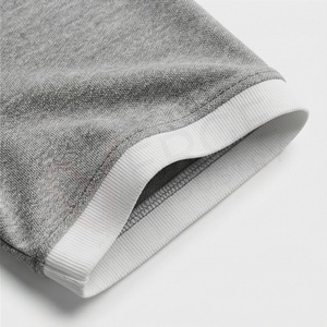 Polo à manches courtes gris pour homme avec col zippé et poche poitrine, design uni en tricot décontracté - Product Image 6