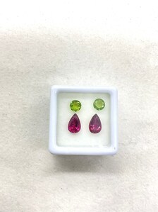 Paire de tourmalines assorties de 3,00 carats, 5 à 8,5x5,5 mm, tourmalines vertes et rouges, pierres rondes et en forme de poire - Product Image 3