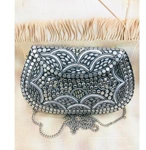 Bolso de mano nupcial artesanal con piedras Kundan y asa de perlas, bolso de diseñador étnico para bodas y fiestas. - Product Image 5