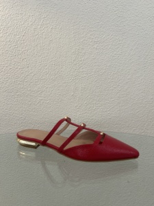 Sandalias de Tacón Cuadrado con Punta en Pico y Tira Trasera para Mujer, de Cuero Genuino Rojo, con Tachuelas Doradas - Product Image 2