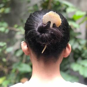 ส้อมผมทำมือจากเขาควาย แกะสลักรูปดอกไม้ งานฝีมือธรรมชาติ ของสะสม - Product Image 5