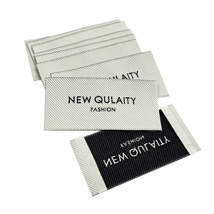Étiquettes de soin tissées personnalisées pour vêtements – Conception, couleur et forme personnalisées, pliage central - Product Image 3