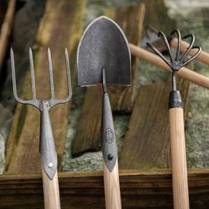 Juego de herramientas de jardín de cuatro piezas con mango de madera y pala larga para tareas de plantación profesionales - Product Image 4