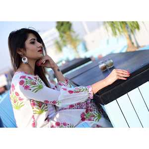 Ensemble de costume Butta rose sur fond blanc pour femmes, en coton respirant, motif dessiné à la main, taille XS - Product Image 1