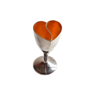 Deux gobelets vintage de luxe, design en forme de cœur - Product Image 1