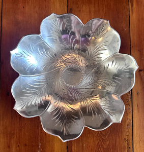 Plateau décoratif vintage en métal argenté en forme de fleur, avec centre gravé en feuille et pétales, pour la décoration intérieure - Product Image 1