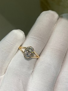 แหวนมอสซาไนต์ทรงวงรี 2.2 กะรัต งานแฮนด์เมด • แหวนแบบแยกส่วน ดีไซน์เรียบหรู สไตล์คลาสสิก เหมาะสำหรับเป็นแหวนหมั้น - Product Image 2