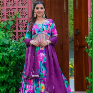 ชุดเลเฮนกาสีม่วงบลูมฟิวชั่น พร้อมผ้าคลุมไหล่ สวยงาม ทันสมัย คอลเลคชั่นชุดเลเฮนกาโชลีสำหรับงานแต่งงานแบบดั้งเดิม - Product Image 1