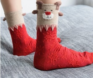 Calcetines deportivos casuales de jacquard para mujer, calcetines lindos hasta la pantorrilla, calcetines de reno, rojo brillante, regalos de Navidad para otoño e invierno. - Product Image 2