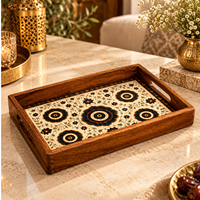 Plateau de service élégant et moderne en bois naturel |   Plateau rectangulaire en bois à motifs floraux avec poignées, multifonctionnel pour la maison et la cuisine