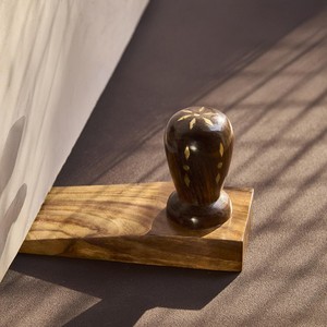 Butée de porte artisanale en bois de manguier avec incrustation en laiton |   Vente en gros depuis l'Inde - Product Image 1