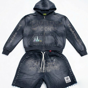 Ensemble survêtement homme streetwear gris délavé avec sweat à capuche zippé et short, motif graphique de laboratoire, style vintage estival - Product Image 5