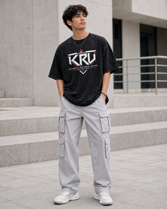 เสื้อยืดคอกลมแขนสั้นสีดำผ้าฝ้ายทรงโอเวอร์ไซส์พิมพ์ลายสไตล์ลำลองสำหรับผู้ชาย ยี่ห้อ KRU Khawaja Rafique Ullah Enterprises รุ่น OEM ยาว - Product Image 2