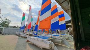 Bateau à voile 16, bateau de plaisance vibrant pour les aventures sportives sur les rivières et les lacs, plusieurs couleurs, 509L x 274,3W x 0H cm, matériau composite - Product Image 2