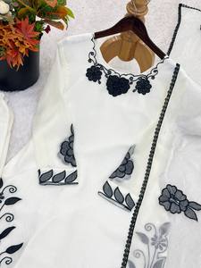 Elegante Set Kurti Bianco in Seta <span class=keywords><strong>Fendi</strong></span> Ricamata con <span class=keywords><strong>Pantaloni</strong></span> Farshi e Dupatta - Product Image 6