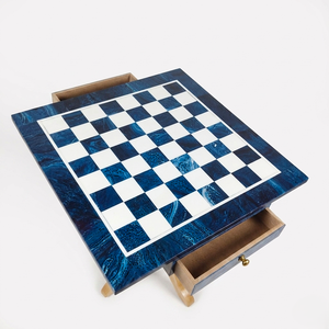 Table d'échecs contemporaine en résine avec base en bois, ensemble d'échecs décoratif de luxe, écologique pour la décoration intérieure - Product Image 1