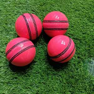 Pelotas de críquet de cuero rosa cosidas a mano con logotipo personalizado, 2 piezas, pelotas de críquet de cuero de alta calidad, pelotas de críquet de alta calidad - Product Image 1
