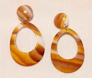 Pendientes de resina en forma de lágrima, pendientes llamativos de acrílico con efecto espiral, pendientes de resina con efecto arena dorada, artesanías de resina con diseño de lágrima de tortuga. - Product Image 3