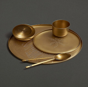 Juego de platos tradicionales de bronce Kansa con un recipiente para servir, tazones, vaso y cuchara, disponible a precios de mayorista. - Product Image 3
