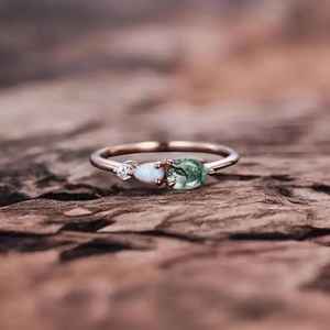 Bague de fiançailles vintage en agate mousse et opale, style Art Déco, avec moissanite taille poire, trois pierres, unique, pour promesse de mariage - Product Image 1