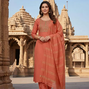 Sencillo y Elegante: Traje de Algodón con Bordado y Dupatta de Jacquard - Product Image 1