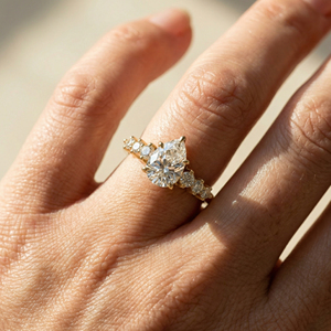 แหวนทองคำแท้ 14K/18K สี D เพชรเม็ดเดี่ยวทรงลูกแพร์ 2 กะรัต เพชรสังเคราะห์ 6 เม็ดสีเหลือง IGI - Product Image 3