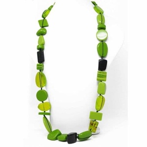 Sublimez votre style : Collier en résine multicolore de qualité supérieure, bijoux fantaisie de créateur pour femme, souvenir d'Europe - Product Image 1