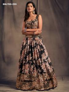 Conjunto de Lehenga semicompuesto de organza con estampado floral, lentejuelas y bordado Zari, fabricado en India. - Product Image 6