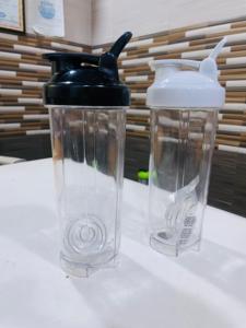 พลาสติกใสสำหรับฝาปิดแบบมีบานพับสีดำ ปลอดสาร BPA เคลือบป้องกันการกัดกร่อน กันน้ำ ใช้กับเครื่องล้างจานได้ เหมาะสำหรับใช้ในยิมและการเดินทาง ขนาด 700 มล. - Product Image 5