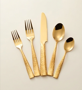 Ensemble de couverts plaqués or avec manche martelé, compatibles lave-vaisselle, style glamour, pour la vaisselle de mariage - Product Image 1