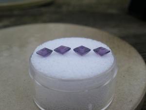 พลอยอะเมทิสต์แอฟริกันธรรมชาติทรงสี่เหลี่ยมขนาด 4 มม. จำนวน 4 เม็ด สำหรับงานฝีมือและทำเครื่องประดับ ได้รับการรับรองจากผู้ที่ไม่ใช่ฝ่ายใด สำหรับการทำเครื่องประดับสีเขียว - Product Image 3